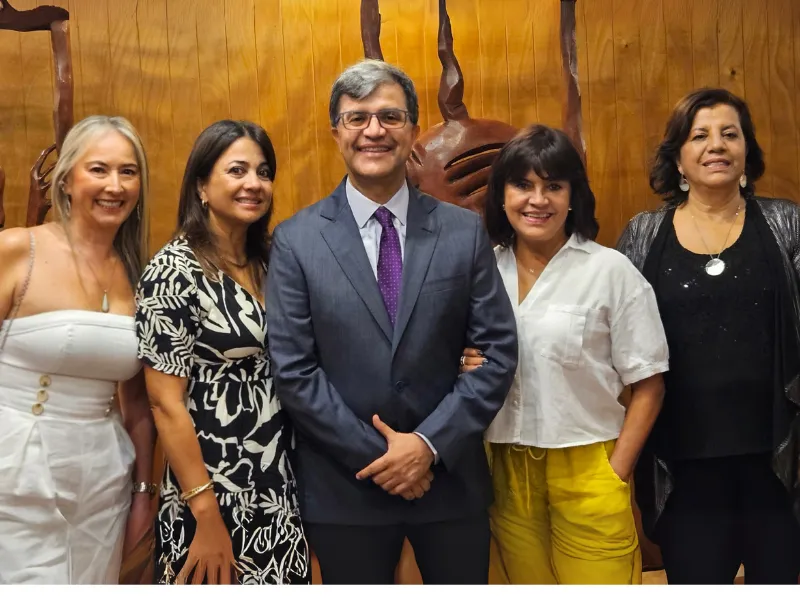 César Casas y hermanas