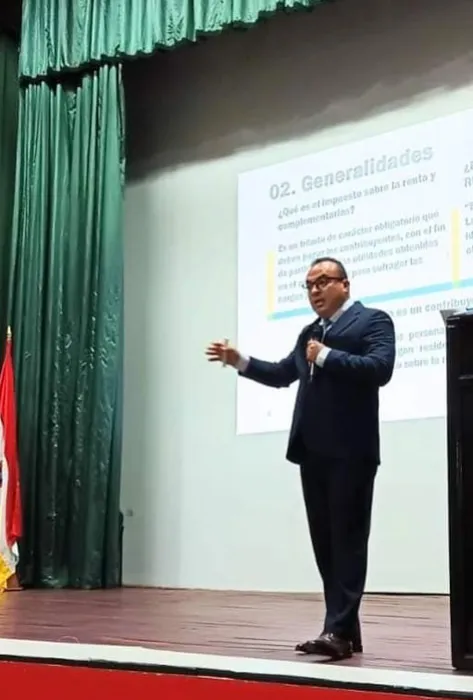 Agustín Martínez, egresado de la Maestría en Ciencias Económicas y de Gestión de la Pontificia Universidad Javeriana Cali, se ha destacado por su compromiso con la excelencia académica y su impacto en el campo de la gestión económica. Recientemente, completó su programa doctoral en Ciencias Económicas, consolidándose como un referente en temas de política fiscal, tributación e innovación.