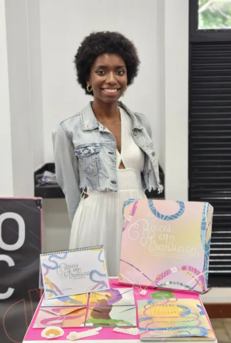 Estudiantes exponiendo en PROYECTA